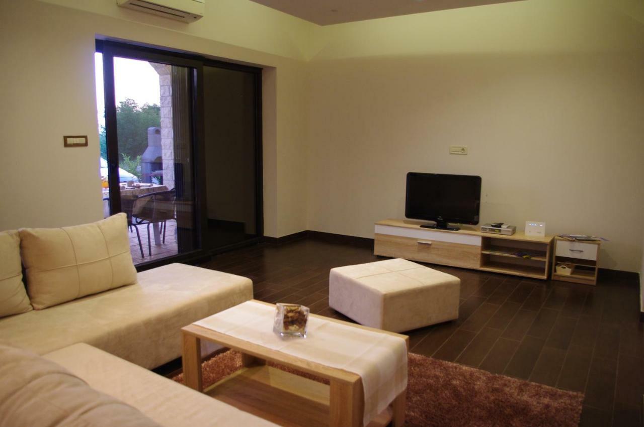 Apartment Verano Njivice Eksteriør billede