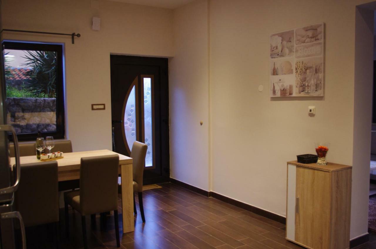 Apartment Verano Njivice Eksteriør billede